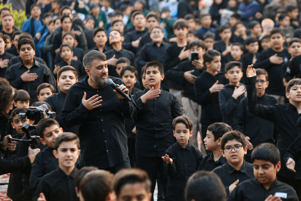 همخوانی سرود «خورشید نمی‌سوزد» پویانفر با ۲ هزار نوجوان در تجریش